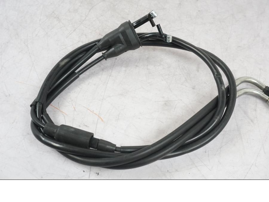 Snett uppifrån på Gasvajer från en Yamaha MT-09 -2016 motorcykel.