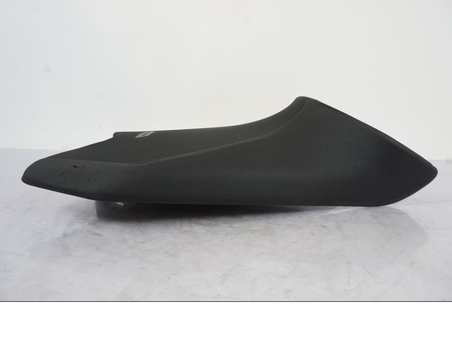 Snett uppifrån på Sadel från en KTM 790 Duke -2019 motorcykel.