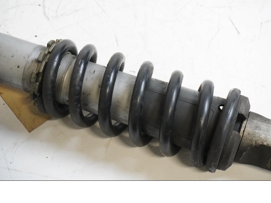 Snett nerifrån på Stötdämpare från en Kawasaki ZX-6R -2002 motorcykel.