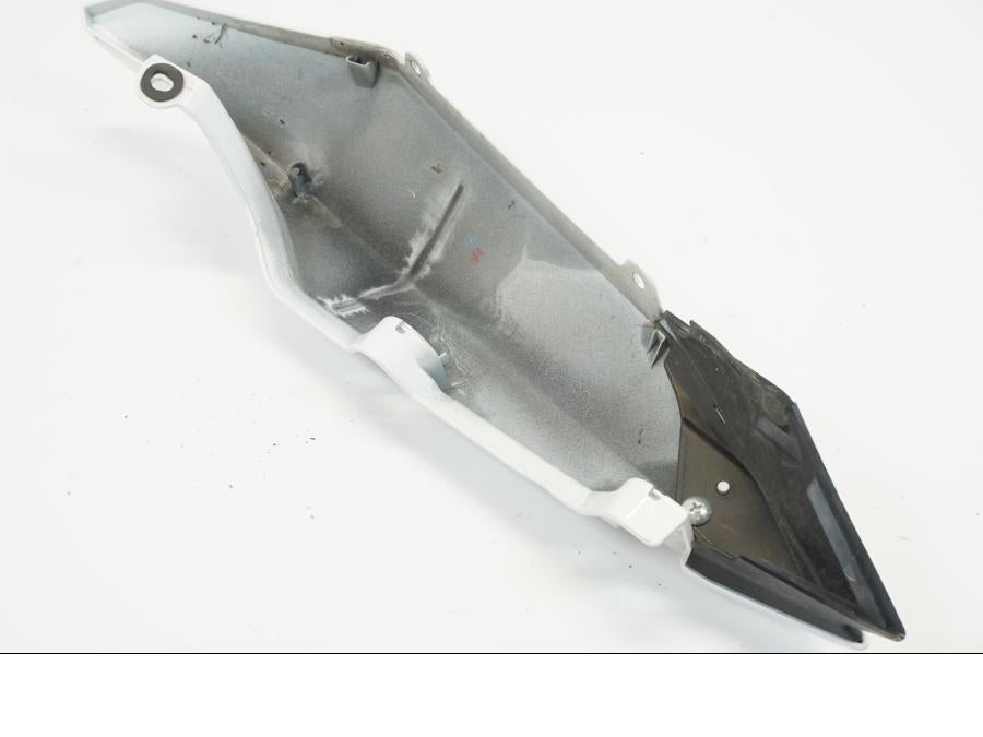 Snett uppifrån på Bakvinge från en Yamaha XJ 6 -2011 motorcykel.