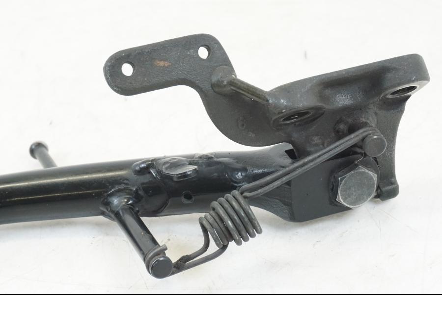 Snett nerifrån på Sidostöd från en Suzuki GSX-R 750 -2008 motorcykel.