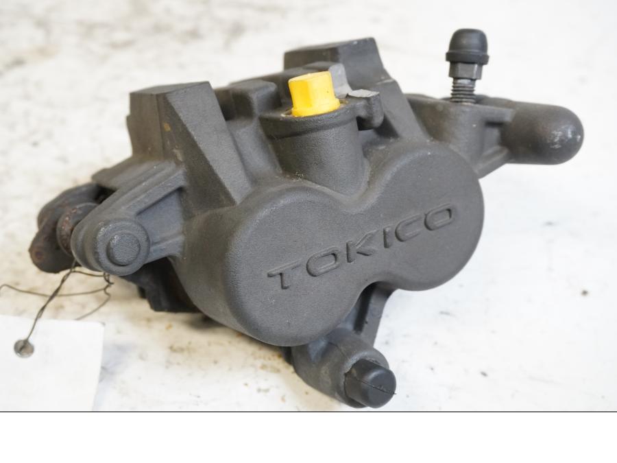 Framsidan på Bromsok från en Suzuki SV 650 -2003 motorcykel.