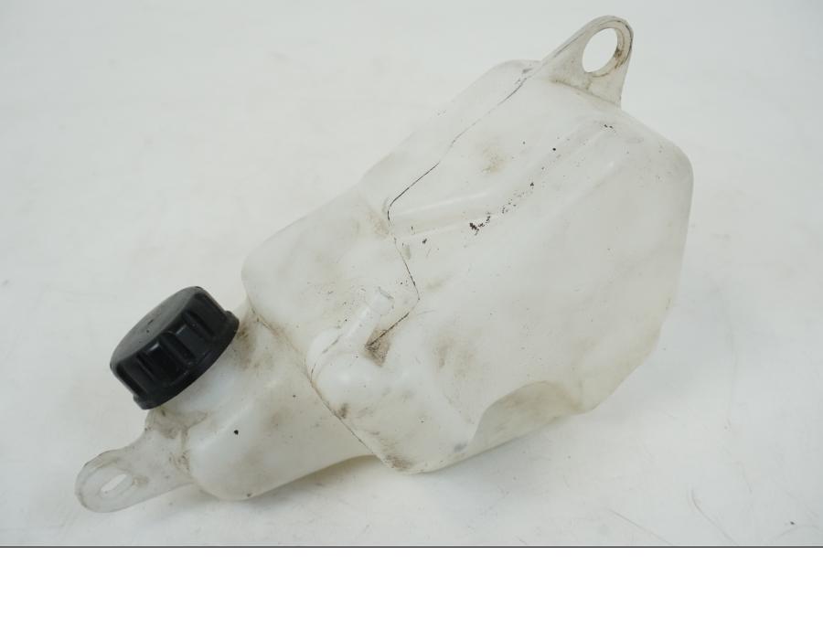 Baksidan på Vattenexpansionskärl från en Kawasaki Z 750 -2006 motorcykel.