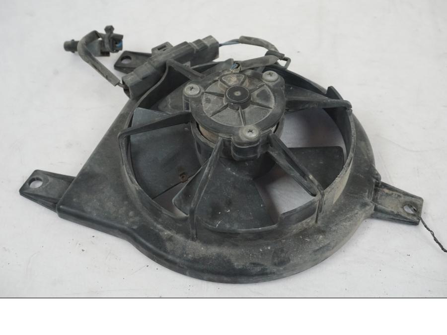 Baksidan på Vattenkylfläkt från en BMW F 800 GS -2008 motorcykel.