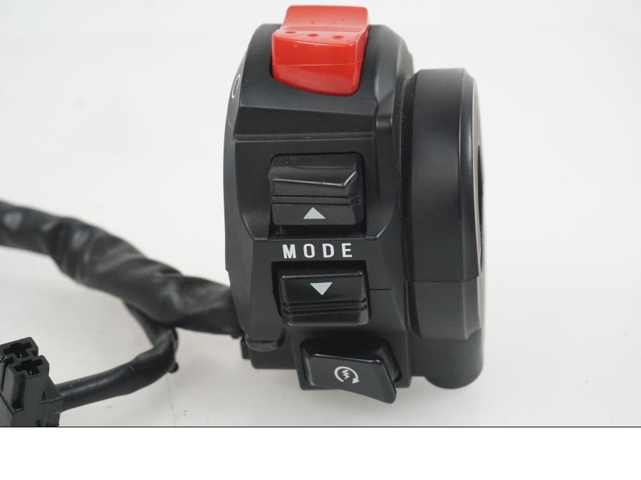 Snett uppifrån på Styrelreglage från en Suzuki GSX-R 750 -2009 motorcykel.