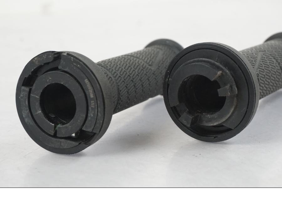 Vänster sida på Gummihandtag från en KTM 1290 Super Duke R -2022 motorcykel.