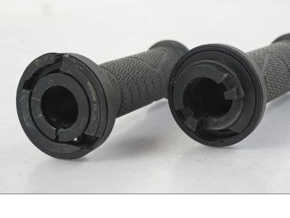 Vänster sida på Gummihandtag från en KTM 1290 Super Duke R -2022 motorcykel.