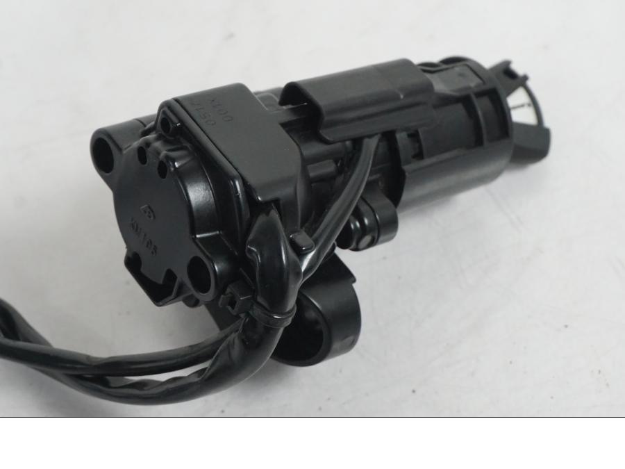 Höger sida på <p>Låssats från Kawasaki Z 900 ABS 2017.</p>

<p>Tändningslås, 1st nyckel, tanklock, sadellås, ignition immobilisor och CDI/ECU.</p> motorcykel.