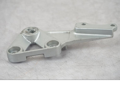 Snett uppifrån på Fotpinnefäste inre från en Suzuki SV 650 -1999 motorcykel.