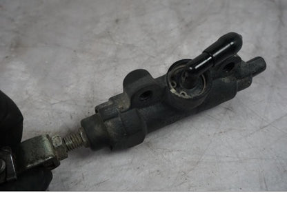 Vänster sida på Bromshuvudcylinder från en Triumph Tiger Explorer -2016 motorcykel.