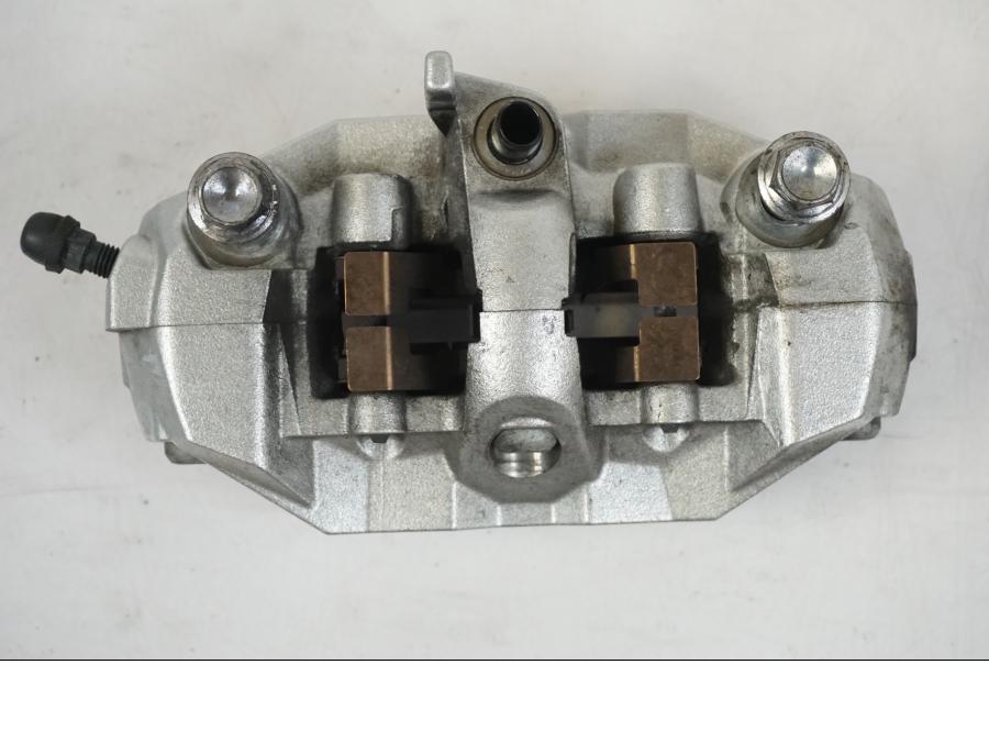 Snett nerifrån på Bromsok från en Suzuki VZR 1800 -2009 motorcykel.