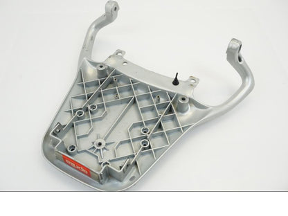 Snett nerifrån på Pakethållare från en Aprilia Pegaso 650 -1997 motorcykel.