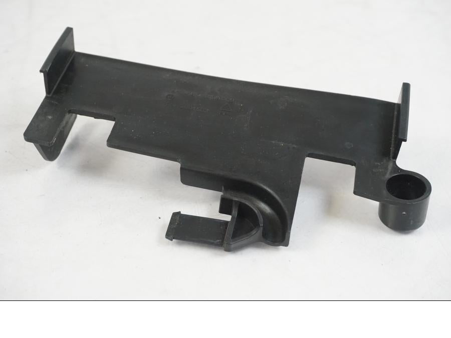 Framsidan på Batterihållare från en KTM 1290 Super Duke R -2022 motorcykel.