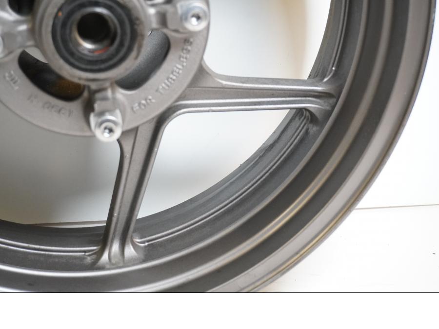 Vänster sida på Fälg från en Kawasaki Versys 1000 -2012 motorcykel.