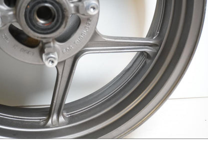 Vänster sida på Fälg från en Kawasaki Versys 1000 -2012 motorcykel.