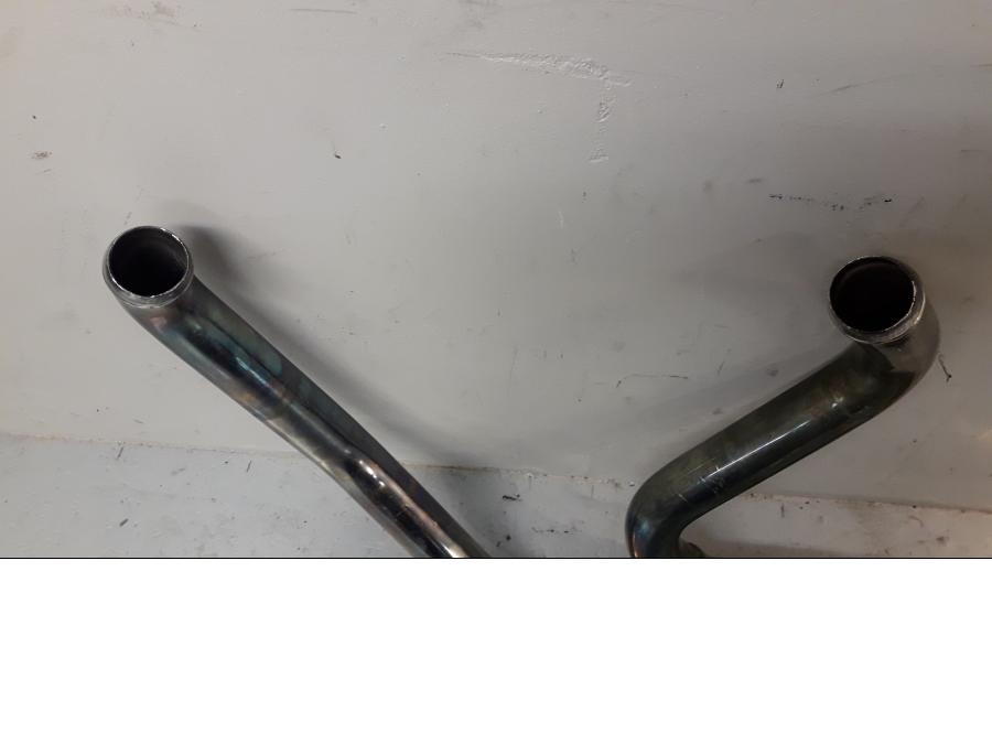 Höger sida på Grenrör från en H-D Street Glide FLHX -2012 motorcykel.