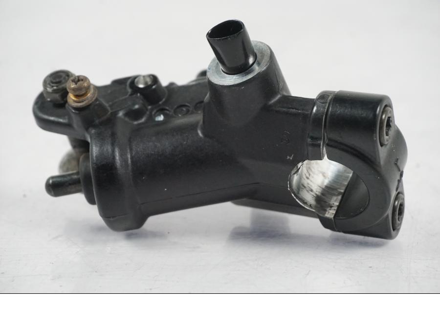 Snett nerifrån på Bromshuvudcylinder från en Yamaha YZF 1000 R1 -2007 motorcykel.