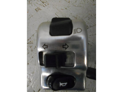 Framsidan på Styrelreglage från en Suzuki VZ 1600 -2004 motorcykel.