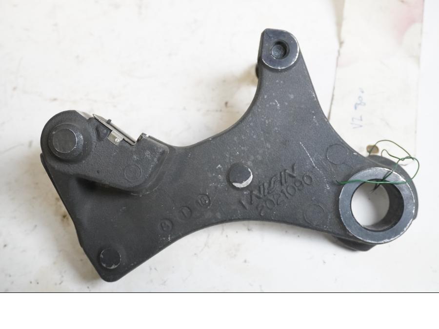 Baksidan på Bromsoksfäste från en Triumph Street Triple -2009 motorcykel.