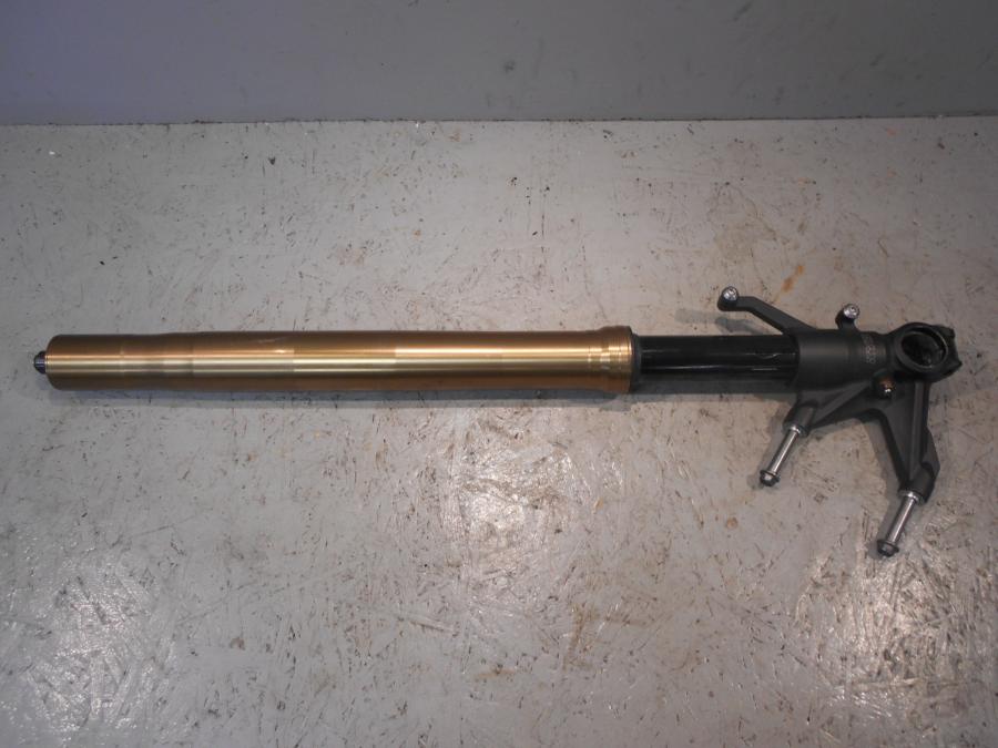 Framsidan på <p>Gaffelben höger från Kawasaki ZX-10R 2008.</p>

<p>Små märken finns.</p> motorcykel.