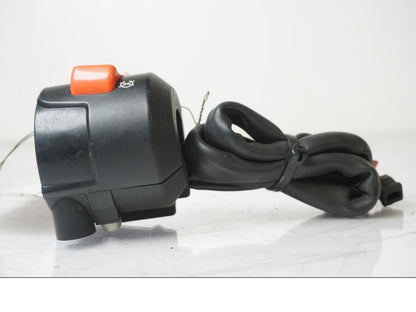 Vänster sida på <p>Styrelreglage höger från Honda CB 600 Hornet 2003.</p>

<p>Pigg avbruten för att fästa reglaget i styret.</p> motorcykel.