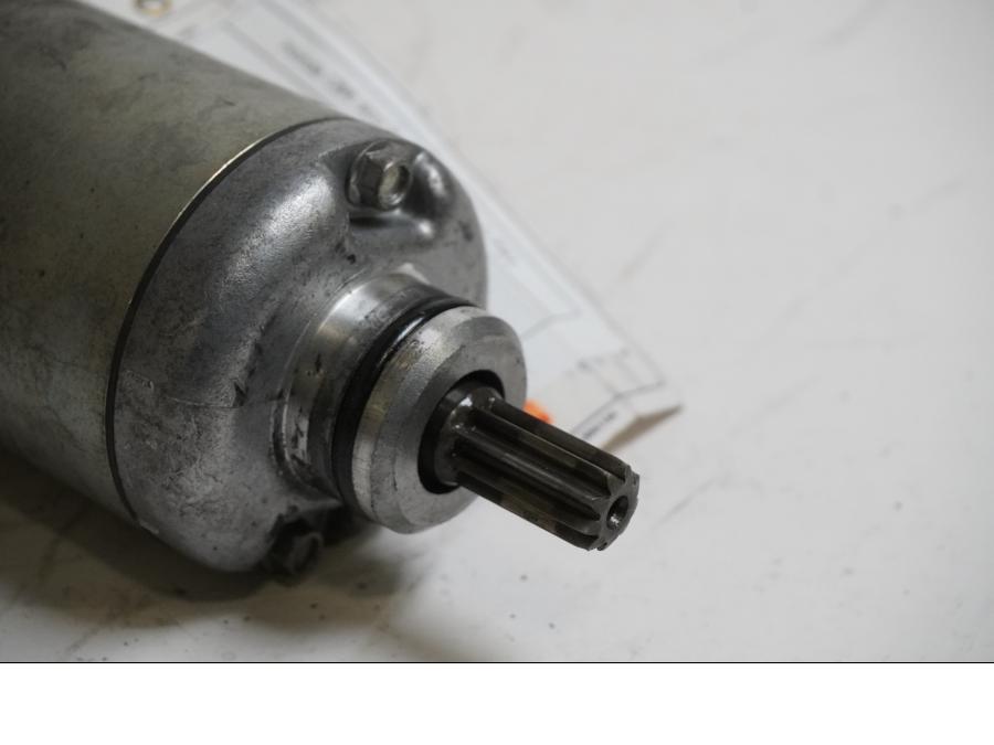 Baksidan på Startmotor från en Honda CBR 900 RR -2002 motorcykel.