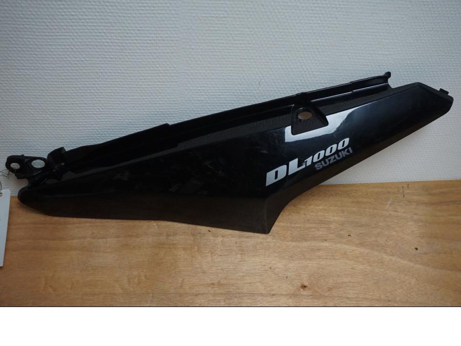 Framsidan på Sidopanel från en Suzuki DL 1000 -2004 motorcykel.
