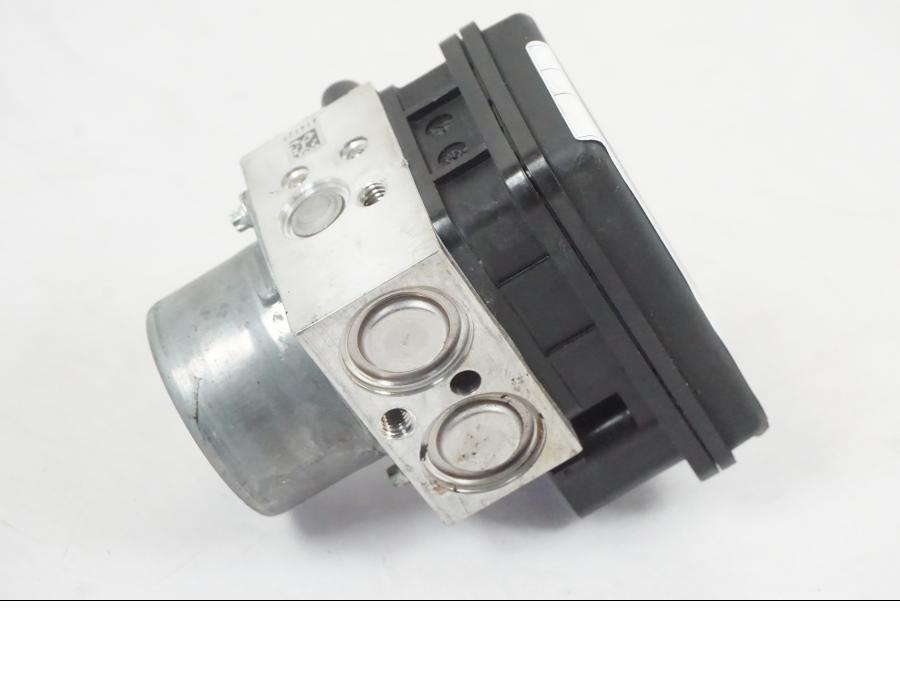 Snett nerifrån på ABS Modulator från en KTM 390 Adventure -2021 motorcykel.