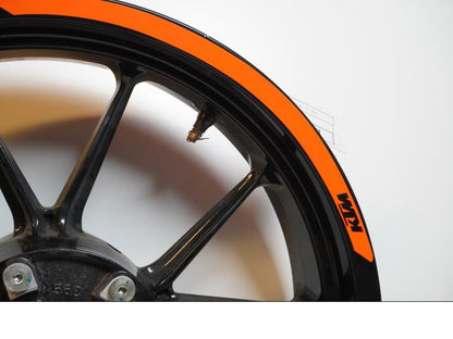 Höger sida på Fälg från en KTM 125 Duke -2017 motorcykel.