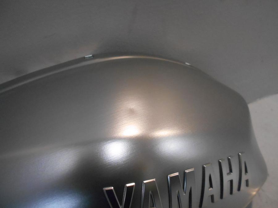 Baksidan på Bensintankskåpa från en Yamaha XSR 700 -2016 motorcykel.