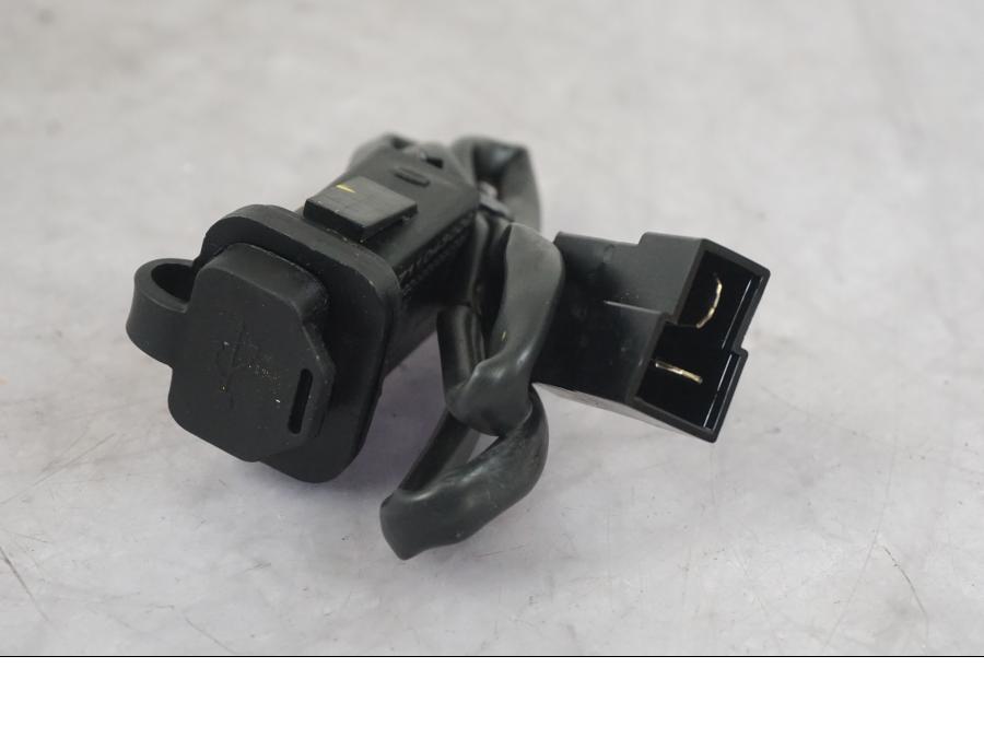 Baksidan på USB-uttag från en KTM 1290 Super Duke R -2022 motorcykel.