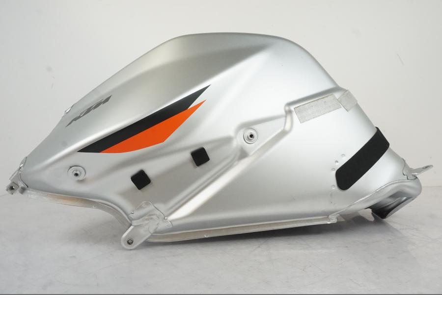 Extrabild3 på Bensintank från en KTM 1290 Super Duke R -2022 motorcykel.