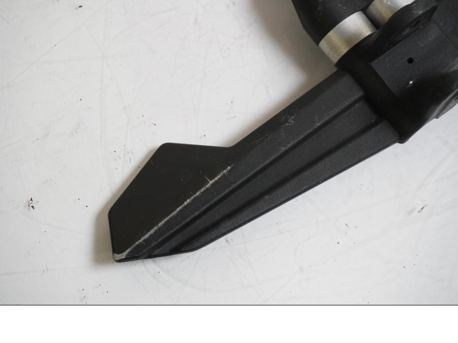 Baksidan på Fotpinnefäste från en KTM RC8 -2013 motorcykel.