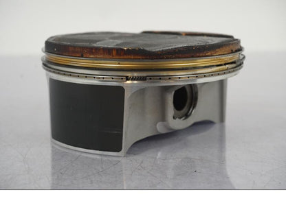 Höger sida på Kolv från en BMW R 1250 GS -2023 motorcykel.