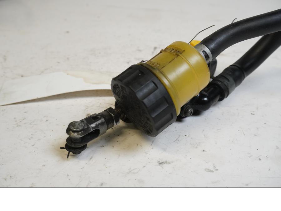 Baksidan på Bromshuvudcylinder från en Yamaha YZF 1000 R1 -2002 motorcykel.