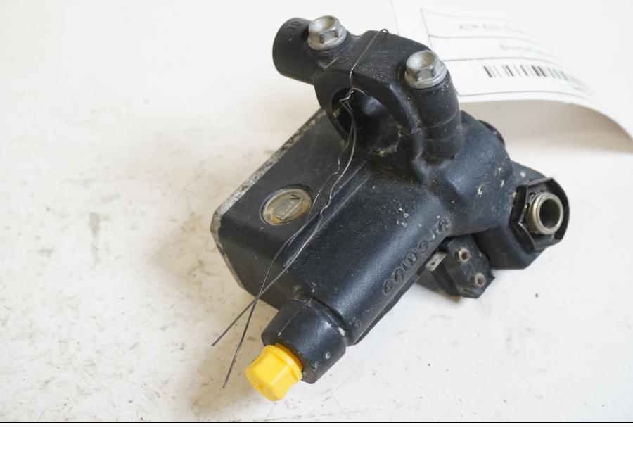 Baksidan på Bromshuvudcylinder från en KTM 625 Duke II -2002 motorcykel.