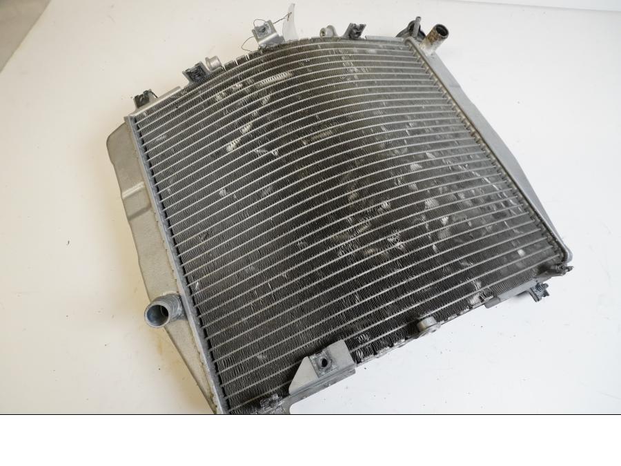 Vänster sida på Vattenkyl från en Kawasaki ZXR 400 -1993 motorcykel.