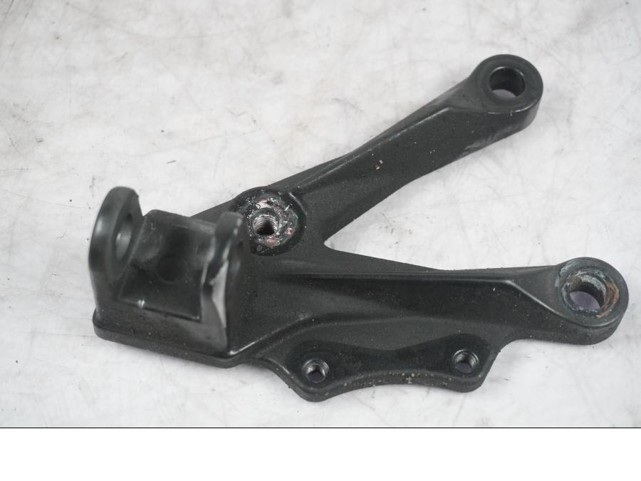 Framsidan på Fotpinnefäste från en Kawasaki ZX-10R -2008 motorcykel.