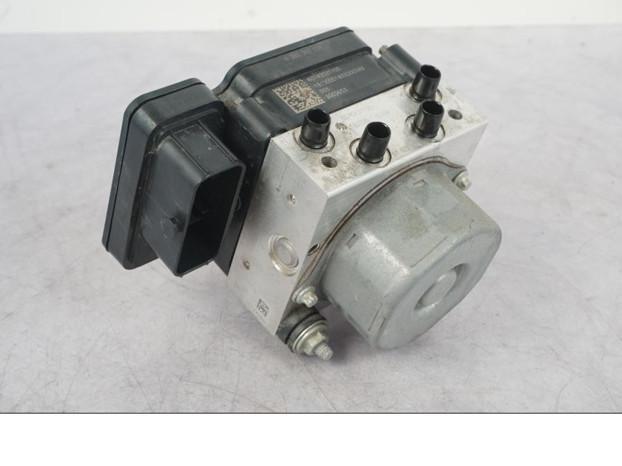 Baksidan på ABS Modulator från en KTM 1290 Super Adventure R -2018 motorcykel.