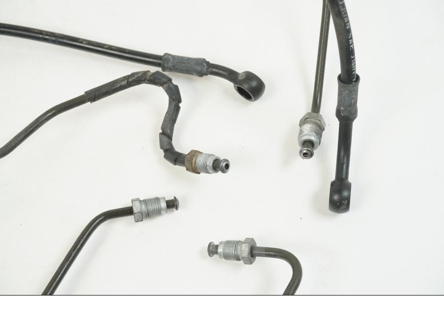 Baksidan på Bromsledning från en BMW F 650 CS -2002 motorcykel.