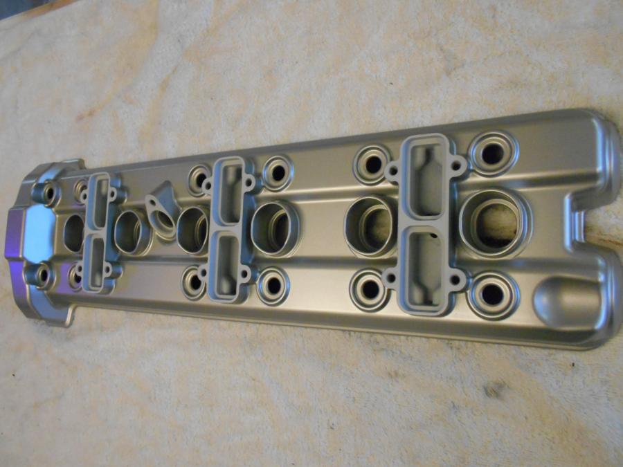 Höger sida på Ventilkåpa från en BMW K 1600 -2010 motorcykel.