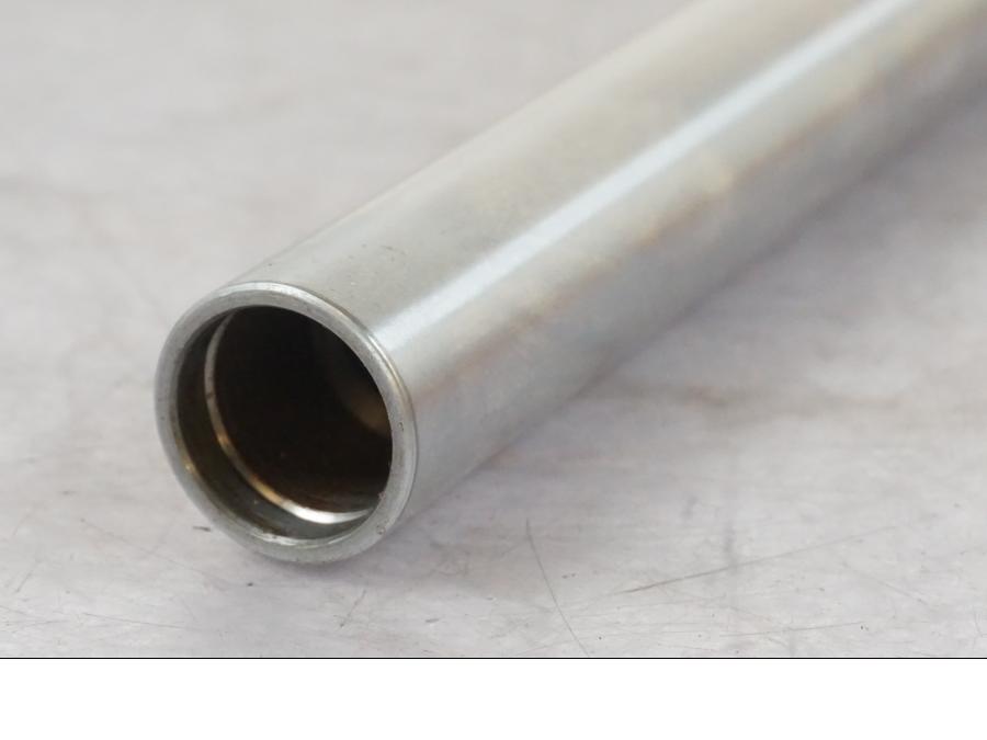 Snett nerifrån på Gaffelben från en Suzuki K50 -1980 motorcykel.