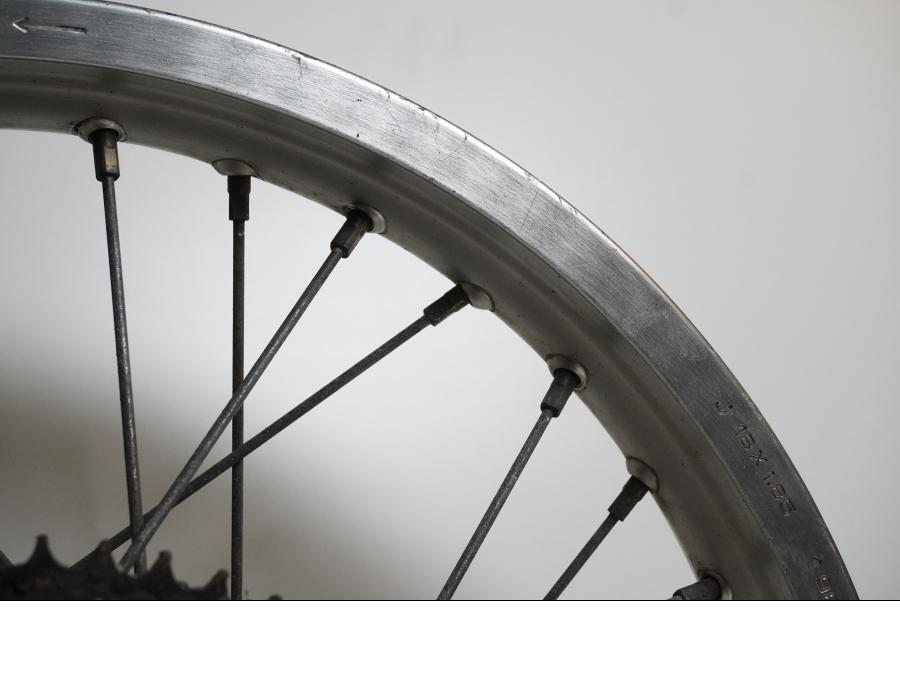 Höger sida på Fälg från en Honda XL 125 R -1998 motorcykel.