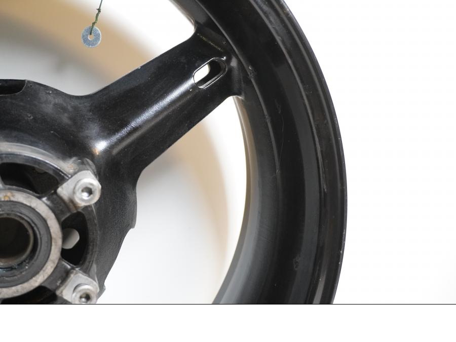 Vänster sida på Fälg från en Suzuki GSX-R 600 -2004 motorcykel.