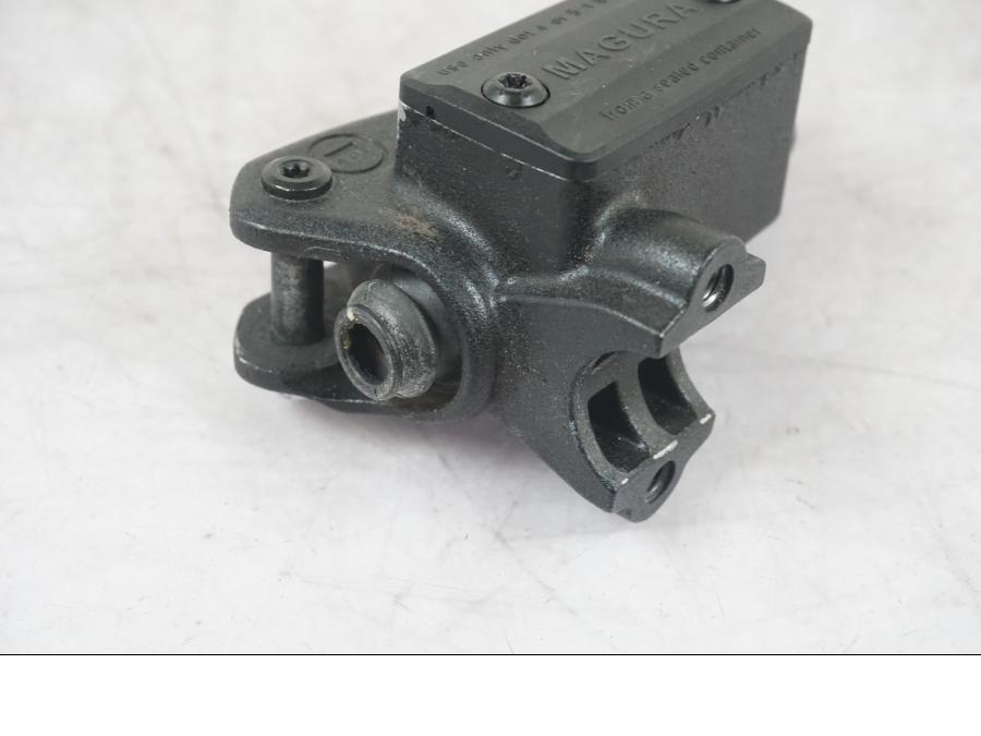 Baksidan på Kopplingshuvudcylinder från en KTM 1290 Super Adventure S -2022 motorcykel.