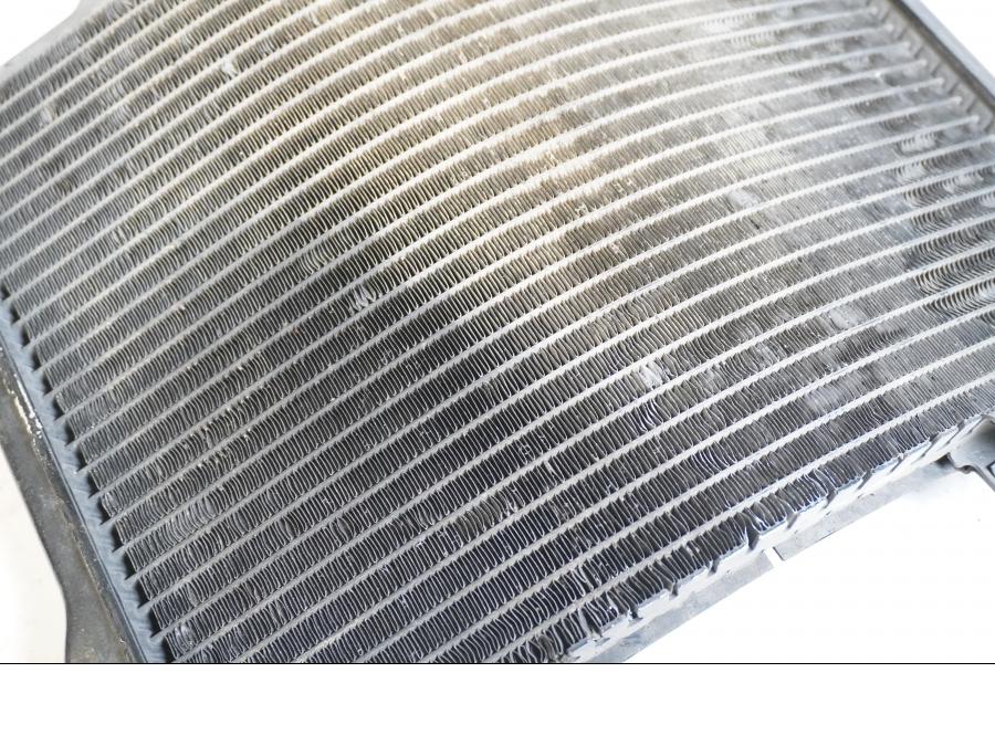 Snett uppifrån på Vattenkyl från en Kawasaki ZZR 1100 -1991 motorcykel.