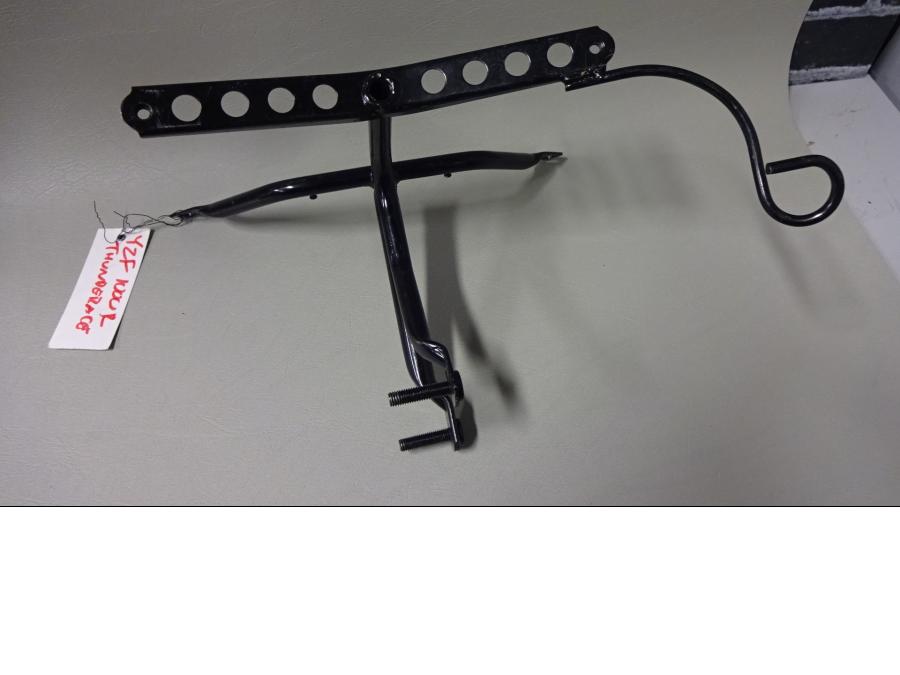 Framsidan på Toppkåpstag från en Yamaha YZF 1000 R -1996 motorcykel.