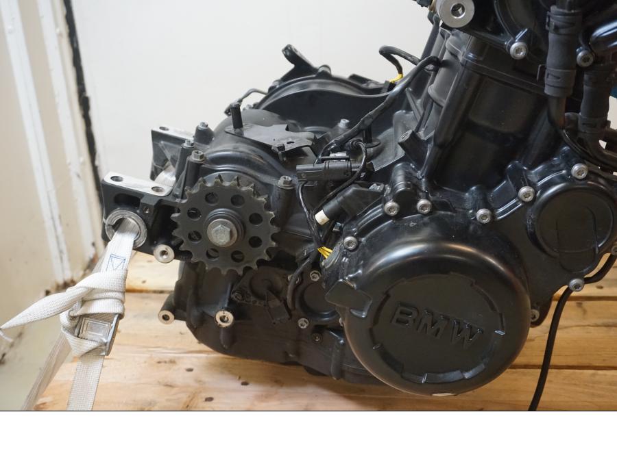 Baksidan på Motor från en BMW F 800 R -2018 motorcykel.