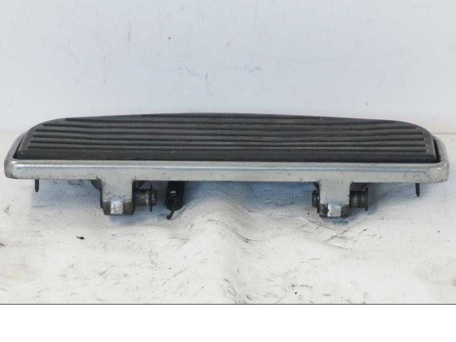 Höger sida på Fotplatta från en Kawasaki VN 1500 -1996 motorcykel.