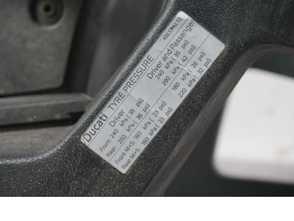 Snett uppifrån på Sving från en Ducati Multistrada V4 -2024 motorcykel.